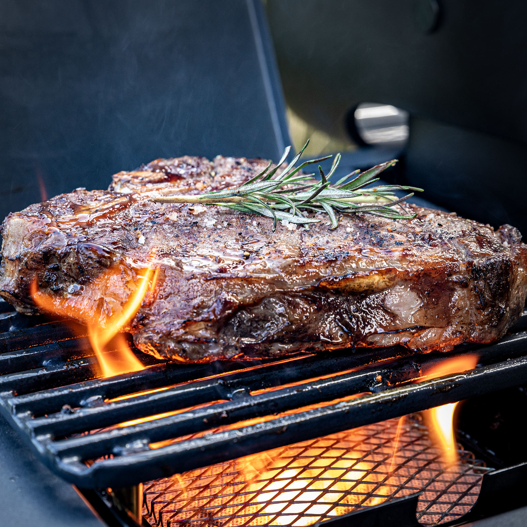 Rösle Blazeflame Master 3 grillgut mit flammenansicht